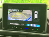 クリアな映像で、安全確認をサポート。バックカメラ映像をワイドに表示し、後方の状況を把握しやすくします。