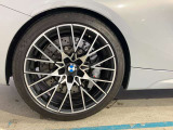 Mスポーツブレーキ:Mロゴがあしらわれた対向ピストンブレーキキャリパーと大型のブレーキディスクによって卓越したブレーキ性能を実現。スポーティ走行スタイルと優れた制動力を発揮します。