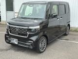 車幅いっぱいに伸びたフロントアクセサリLEDがボディーのワイド感を強調