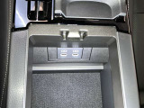 スマートフォンやお手持ちの機器のバッテリー残量が少なくなっても、運転中に充電ができるので安心ですね!