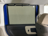 ロールサンシェイドは、太陽光を防ぐので冷房の効きを良くする効果もあるんです。エアコンを控えめにすれば燃費向上も期待できます