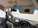 【サンバイザー】車内で身だしなみを整えるためのバニティミラーがセット。お化粧直しや髪型のチェックに活用できます。