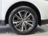 純正のアルミホイール装着車です。タイヤサイズは225/60R18です。