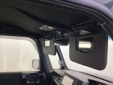 日差しをカットしながら、身だしなみもチェックできます。鏡付きサンバイザーで一石二鳥。
