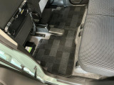 しっかりと汚れ、砂ぼこりを落とし足元まで清潔な車内空間を作り上げております♪
