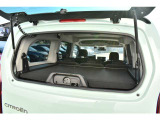 車両後方に十分なスペースがない場合でも、ガラスのみをコンパクトに開けてラゲッジにアクセスすることができます