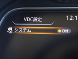 【横滑り防止】ハンドル操作や滑りやすい路面を走行中、横滑りを感知すると自動的に車両の進行を保つよう制御!