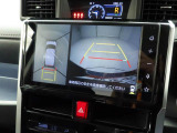 後退時に車両の後ろ側をモニター画面に表示します。車庫入れなどでバックする際に後方確認ができて便利です。車庫入れが苦手な人もこれで安心。