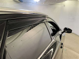 サイドバイザーが付いています。 雨の日でもタバコを吸ったりされると煙が車内にこもったりしてもちょっと窓を開けて煙を排出することができるので便利です