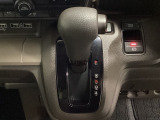 CVT車のセレクトレバーです。低速から高速まで、変速ショックのないスムーズな走りと、エンジン効率のよい領域を維持して燃費にも貢献します。サイドブレーキはスイッチ操作の電子制御パーキングブレーキです。