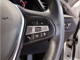 運転中にもオーディオの音量やFMの切り替えなどステアリングでの操作で切り替え可能なため、ステアリングから手を放す必要がない為、運転中でも操作が簡単でございます。