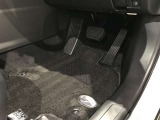 内装工程では、中古車を気持ちよくお乗りいただけるよう清掃しております。シートの洗浄はもちろん、ニオイの元となるフロアカーペットまで洗浄・消臭を実施。