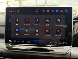 純正インフォテイメントシステム「Discover」。12.9インチ大型タッチスクリーンで、シンプルで直感的な操作性と高い視認性を実現。
