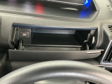 【インパネアッパーボックス】サッと取り出せてサッとしまえる、運転席の目の前にはボックスが装備されております!薄型のボックスティッシュなど収納可能☆