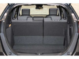 大口なテールゲートは活用の幅を広げてくれます!幅広、低い床面で大きな荷物の出し入れが簡単になります!日々のショッピング、レジャー等、生活を一段上のものにしてくれます!