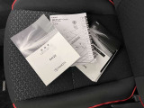 メンテナンスノート、取扱説明書ですね。 車の情報が凝縮されています。 車の整備記録が記載されている大事な物ですよ。