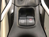 HOLD機能付きの電動パーキングブレーキ。HOLD機能を使用すると、信号待ちなどでフットブレーキから足を放しても、車は動かずそのまま停車してくれます。ドライブなど足が疲れた時には便利な機能です。