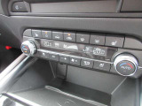 運転席&助手席で温度調節が別々でできます♪