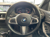 BMWのステアリングのリムは、一般的なものより少し太めにデザインされています。 これはタイヤやステアリングシャフトなどを介して伝わる路面からの入力を、しっかりと把握するためです。
