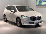 「毎日の移動を、もっと上質に。ゆとりある室内空間とBMWならではの走る歓びを兼ね備えたプレミアムコンパクト。」扱いやすいサイズと広々とした室内を両立した一台。テクノロジーパッケージを備え、快適性も充実。