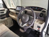 ◆視界広々で非常に運転しやすくロングドライブでも疲れを感じさせないすっきりとまとまったインパネ周りです。