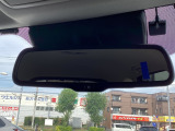 後続車のヘッドランプなど、一定以上の強い光を受けると反射率を自動的に下げて、ドライバーが感じる眩しさを抑えます。