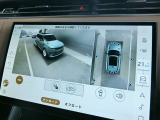 3Dサラウンドカメラシステムにより、全周囲カメラとセンサーで狭い場所でも安心して、駐車・走行できるようにサポートします。タッチスクリーンの表示と音で障害物との距離を確認できます。