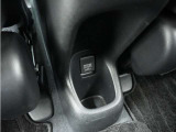◆12V電源ソケット◆スマートフォンの充電等にも便利な電源ソケット!使いやすい場所に装備されています。