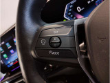 運転中にもオーディオの音量やFMの切り替えなどステアリングでの操作で切り替え可能なため、ステアリングから手を放す必要がない為、運転中でも操作が簡単でございます。
