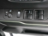 運転席のパワーウインドスイッチで全席窓の開閉・ロック操作ができます。
