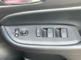 運転席側ドアの、インナードアハンドルとウィンドウなどの操作スイッチ類です。