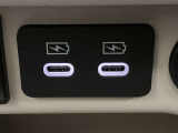 【USB電源ソケット】スマートフォンの充電などに便利な2口のUSB電源ソケットを装備