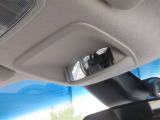 【室内確認用ミラー】車内の様子を確認できるミラーがついています。ルーフに設置したミラーで、1列目シートから振り返ることなく後方の様子を確認できます。