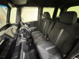 運転席は大きな座面と包み込むような背もたれが身体全体を支えます。上質なシートを採用し長時間の運転やコーナーの多い道も快適です。座ったときの頭上スペースも余裕たっぷりでロングドライブも楽チンです♪