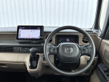 水平基調でスッキリとしたフロントビュー。広く見渡せて運転に安心をもたらします