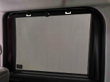 後席にお乗りの方が眩しくないように日差しを軽減する格納式リヤドアサンシェードが付いてます