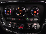 MINIの内装はとにかく『円』に拘ったデザインコンセプトが一目で伝わってきます。これほど円形に拘った車は他に御座いません。伝統のデザイン、トグルスイッチなど遊び心のある内装で御座います。