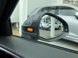 サイドアシスト装備 ドライバーの死角を並走する車両を検知します。ドアミラーの内側のLEDが点灯・点滅して事故の危険を知らせます。
