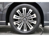 純正のアルミホイールが足元を飾ります!タイヤサイズは205/55R17となります。