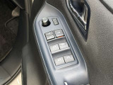 【パワーウィンドウ集中スイッチ】運転席のパワーウィンドスイッチ位置には運転以外の窓の開閉・ロック機能も付いています