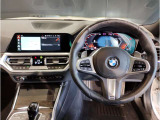 BMWのステアリングはドライバーと車体が一体感に感じれるような操作性を実現しております。また、握りやすさや操作性を向上するためにスイッチ類も配置されております。