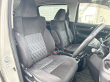 運転席まわりには十分なスペースがあり、大柄な方でもゆったり運転していただける環境です。