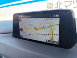 横長の大型ディスプレイで見やすい位置に配置されたナビゲーション画面です。鮮明な地図表示で案内が分かりやすく、少ない視線移動で確認できるため、初めて訪れる場所や遠出でも安心して運転に集中できます。