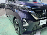 白い光で明るいLEDヘッドライト。フォグランプも装備して安全運転をサポート。トンネルなどで便利なオートライト、対向車や先行車・周囲の明るさでハイ/ローを自動で切替えるハイビームアシストも付いています!