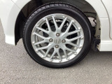 純正アルミホイールです。足元が引き立つので、車全体のイメージがアップしますよ!