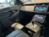 タッチプロデュオは上下にモニターを配し、必要な情報を画面で確認しながら、他の機能を効率良く利用いただけます。上の画面でナビゲーションを表示しながら、下の画面でメディアを再生するといった使い方が可能!