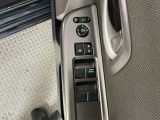 運転席のスイッチで全てのウィンドウの開閉操作を行うことができます。ロックボタンをONにしておくと、運転席以外のウィンドウは作動しないのでお子様を乗せているときなども安心ですね♪