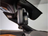【ミラー内蔵ETC】BMWのETCシステムはルームミラー内蔵型となります。ルームミラー配置により収納スペースを確保しています。