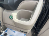 国家資格の自動車検査員も3名在籍しているので、受入/中間/完成検査と保安基準発行のすべてを自社で行います。 同時に10台作業できる広い工場で、プロの整備士が細部まで徹底的に整備します。