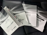 メンテナンスノート、取扱説明書ですね。 車の情報が凝縮されています。 車の整備記録が記載されている大事な物ですよ。